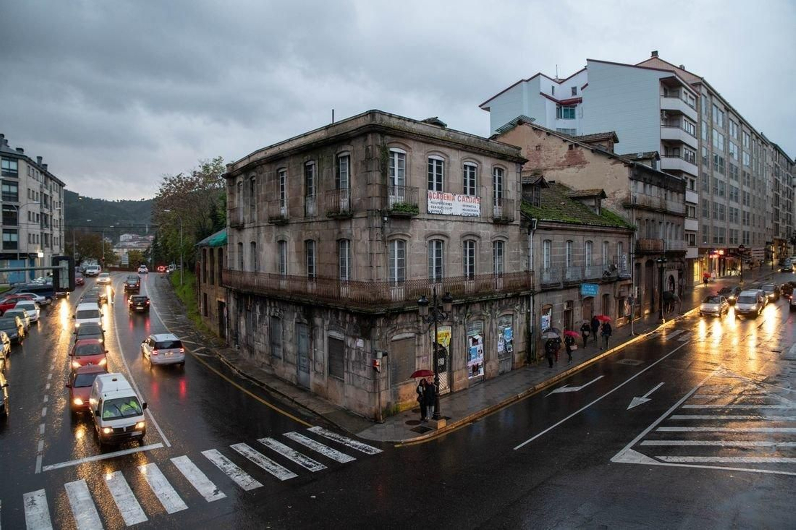 Edificio que ha decidido adquirir el Concello para posibilitar el desarrollo urbanístico. (Foto: Óscar Pinal)