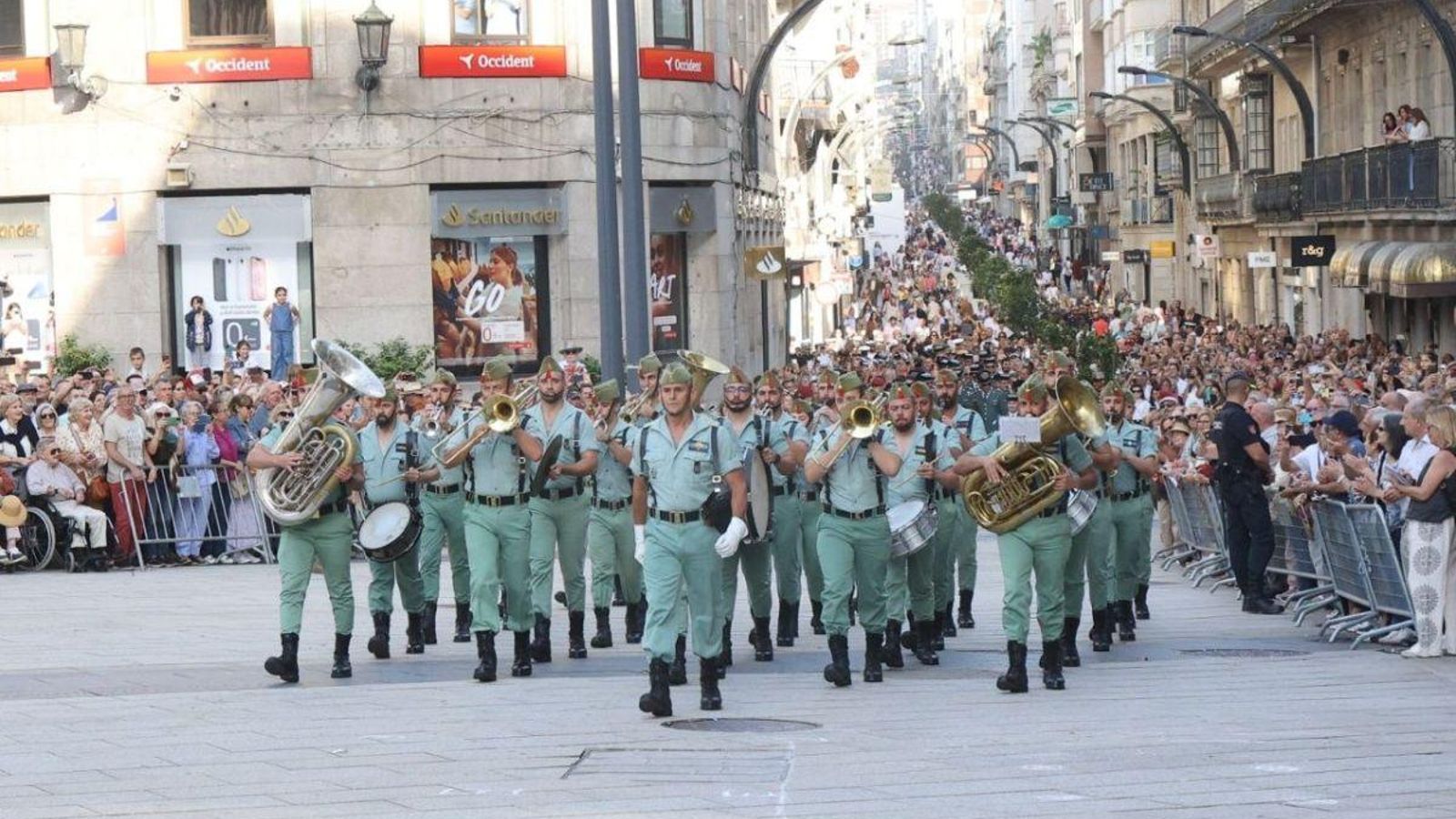 Músicos de la Legión entraron ayer en Porta do Sol con paso firme
