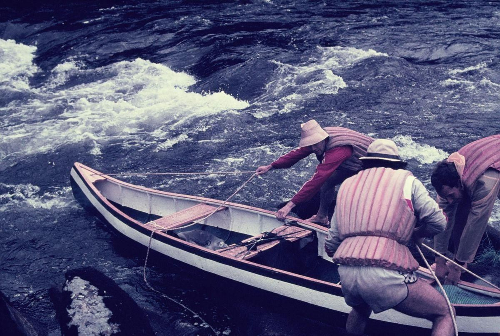 Aguandando una de las canoas antes de salir a un tramo de aguas rápidas.