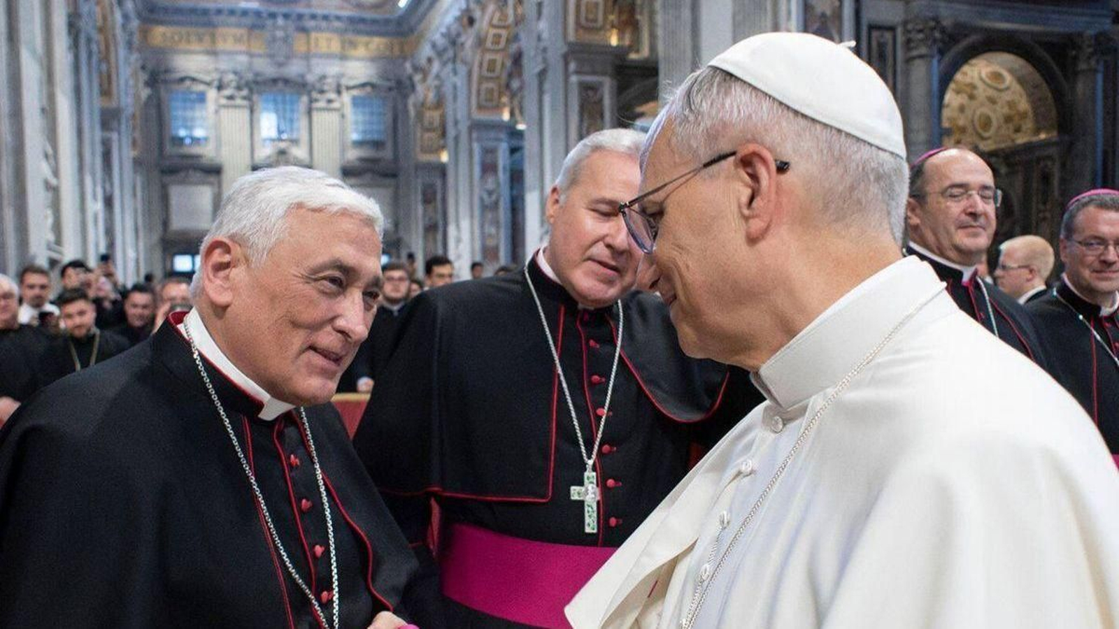 El obispo de Cádiz, Rafael Zornoza, saluda al papa León XIV.