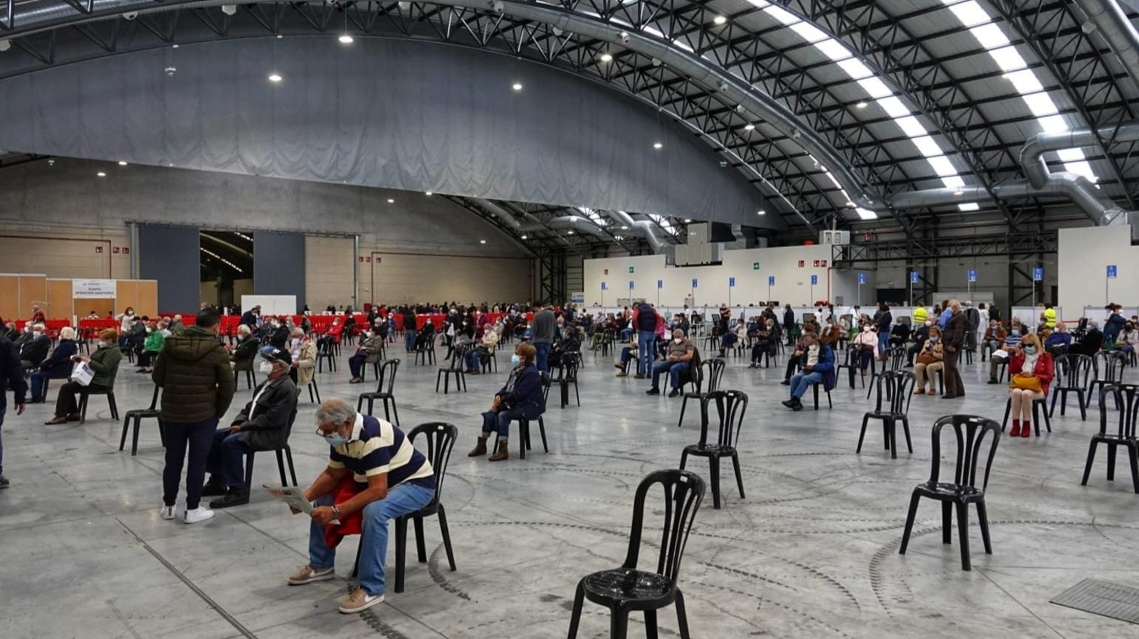 El recinto ferial vigués continúa hoy y mañana con el proceso de vacunación masiva a la población // Vicente Alonso