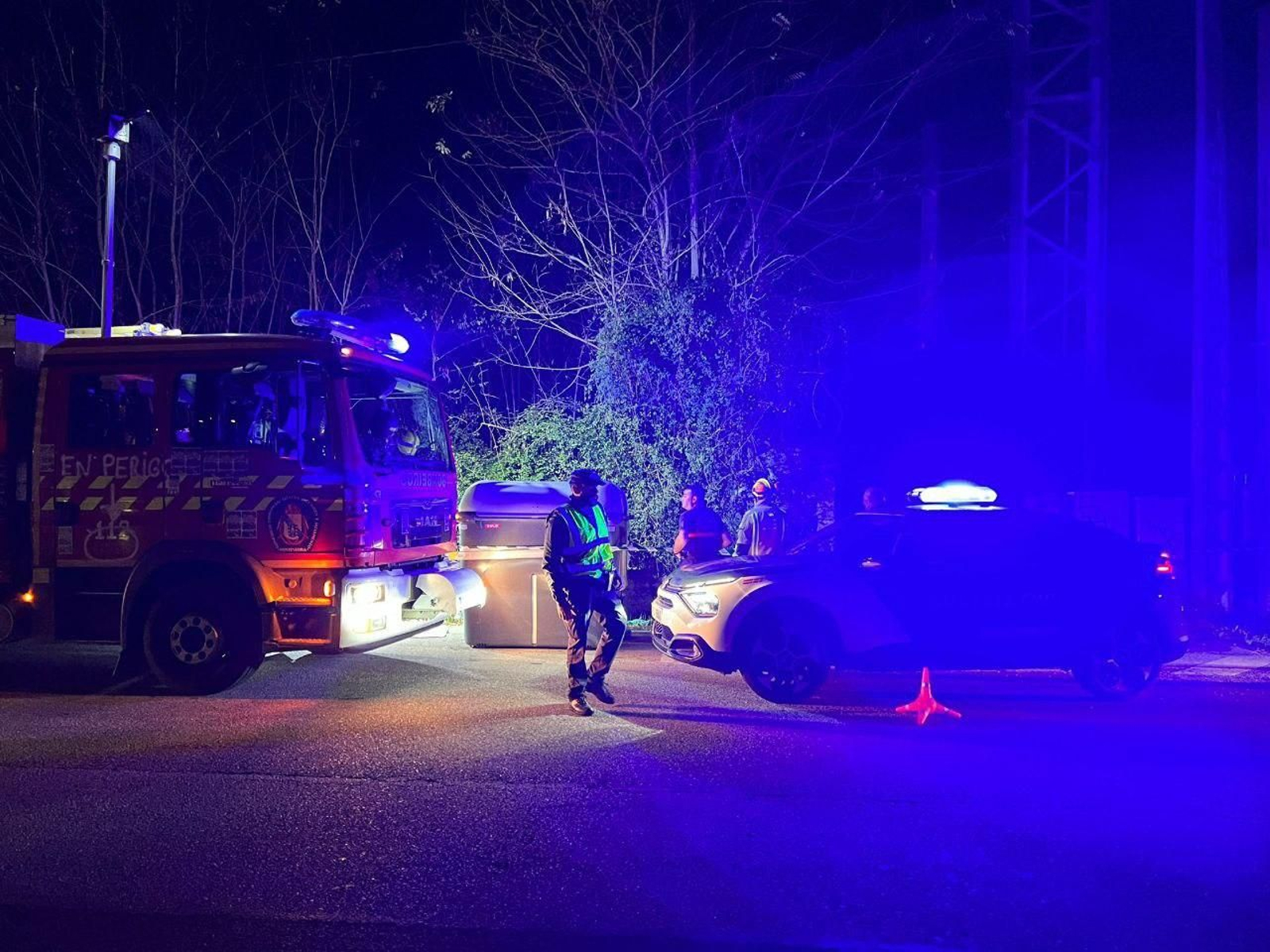 Bomberos y Guardia Civil en la zona en la que apareció el cadáver. // Alberte