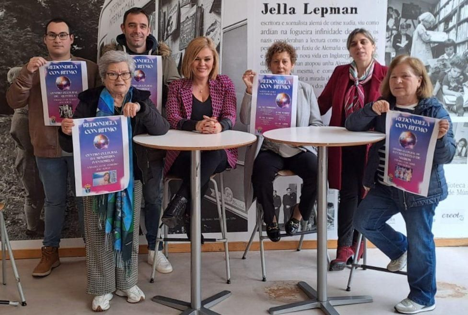 Digna Rivas e Iria Vilaboa presentando actividades con representantes de centros culturales.