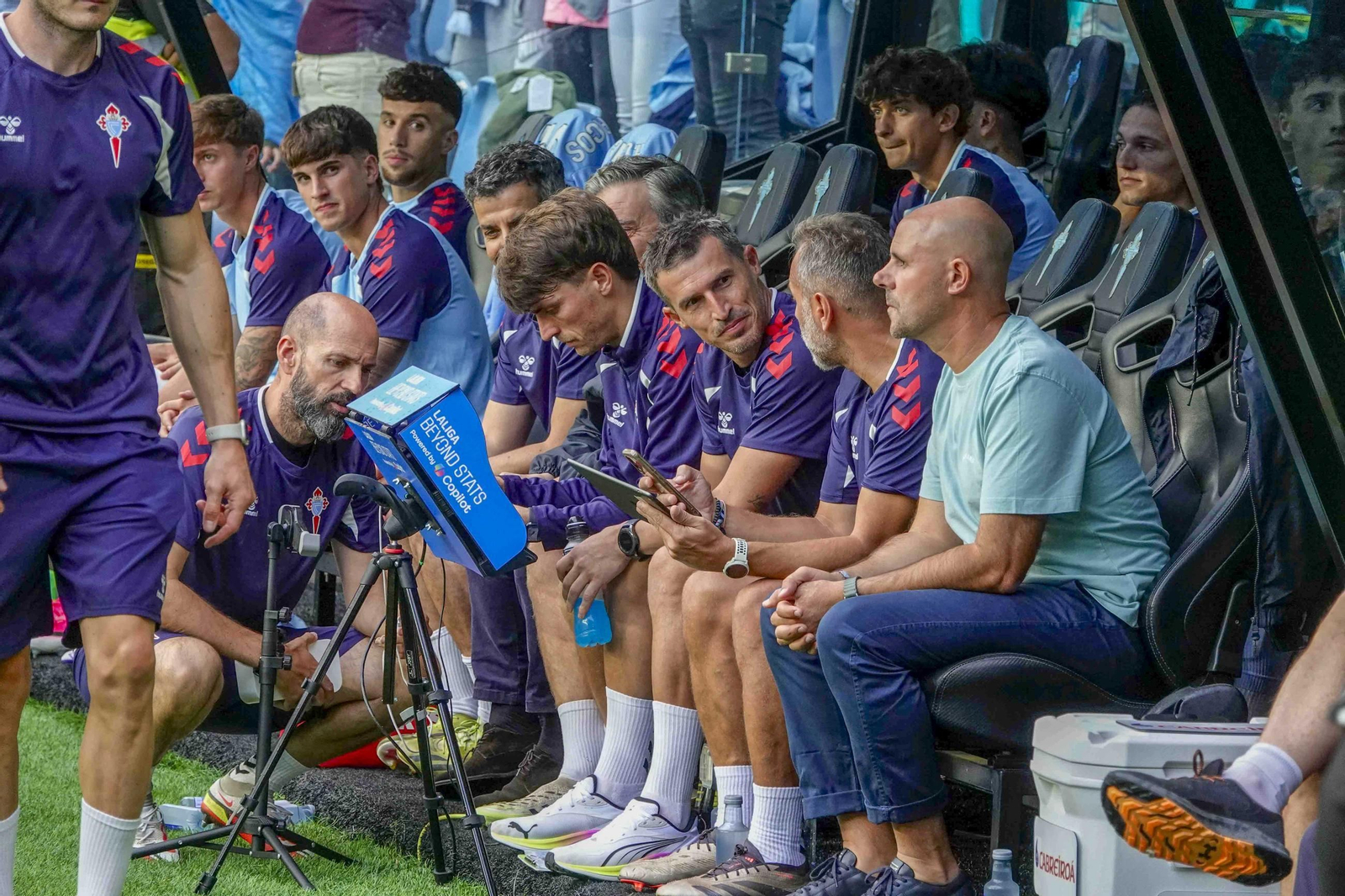 Fredi Álvarez, sentado en el banquillo de Balaídos, en la segunda jornada frente al Andorra.