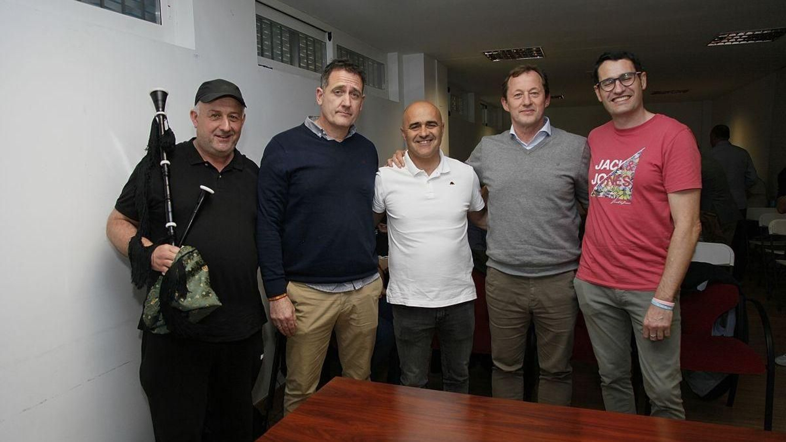 Martín, con la gaita,  Manuel Perez, Óscar Gilsanz, Manuel García y Roberto González.