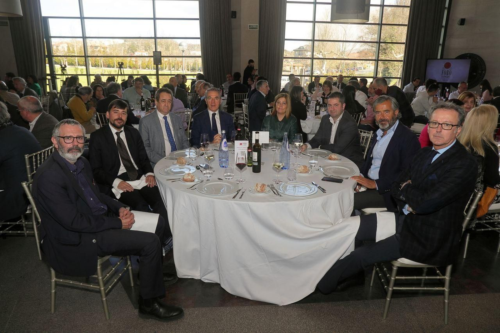 Fernando Blanco, abogado de Ferro Abogados; Mauro Outeiriño, gerente de La Región; Santiago Gómez-Randulfe, decano del Colegio de Ingenieros Técnicos e Industriales de Ourense; Alberto Míguez, de Minera de Rocas; Rosa María Sánchez Gándara, representante de Lito Seoane Peluqueros; Marcos Vila, gerente del Centro Comercial Ponte Vella; Velentín Verdejo, adjunto a la dirección general de La Región, y Antonio Nespereira, periodista de La Región y presentador del acto.