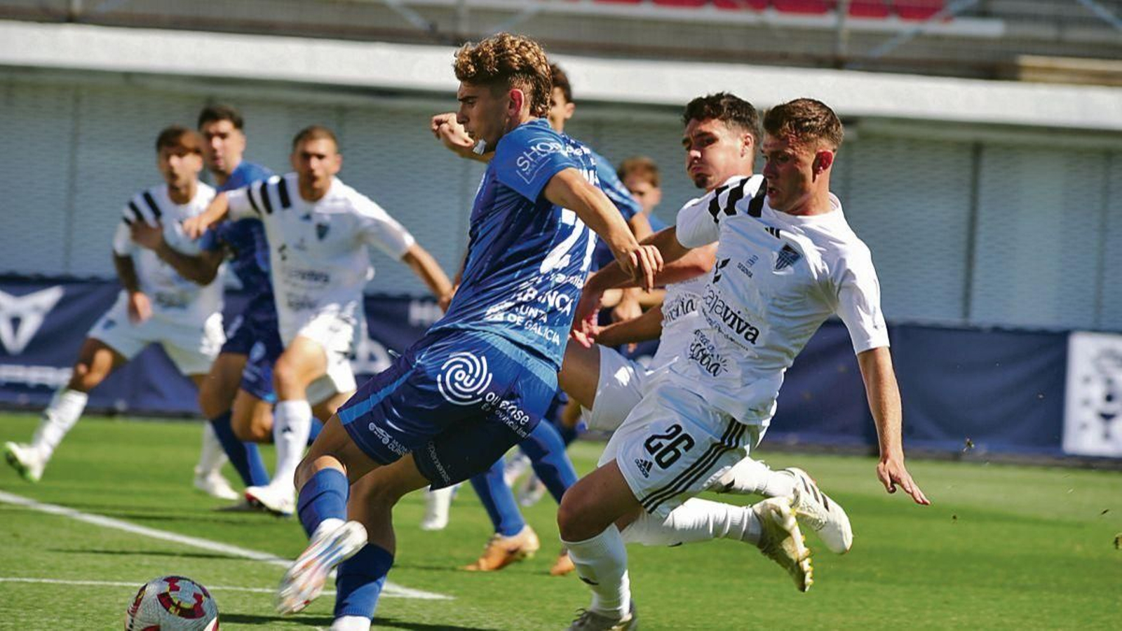 El azulón Josema Raigal centra una pelota durante un partido.