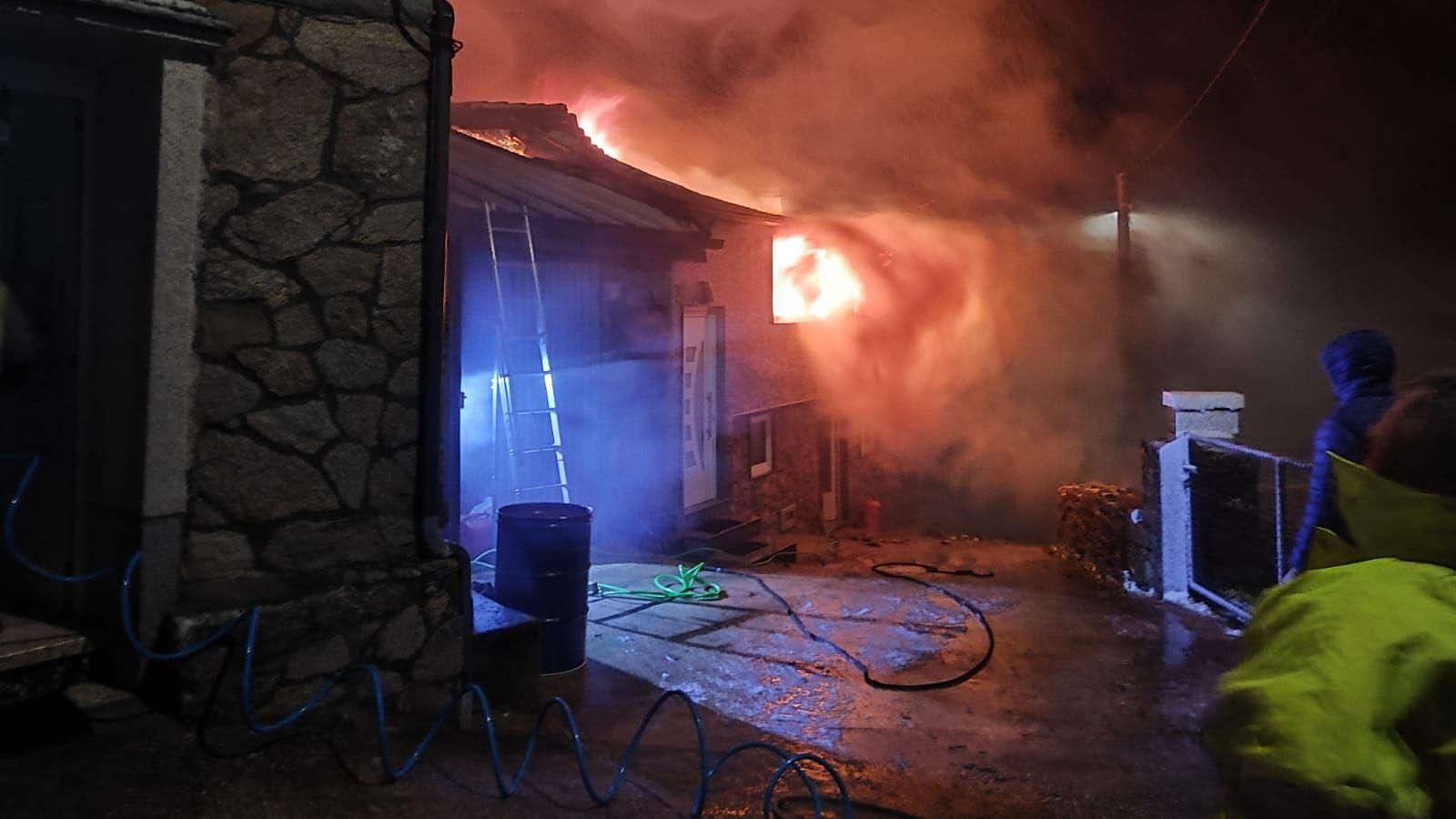 Vecinos y voluntarios de Protección Civil de Trives fueron los primeros en actuar tras declararse el incendio, en una zona con accesos complicados por la nieve.