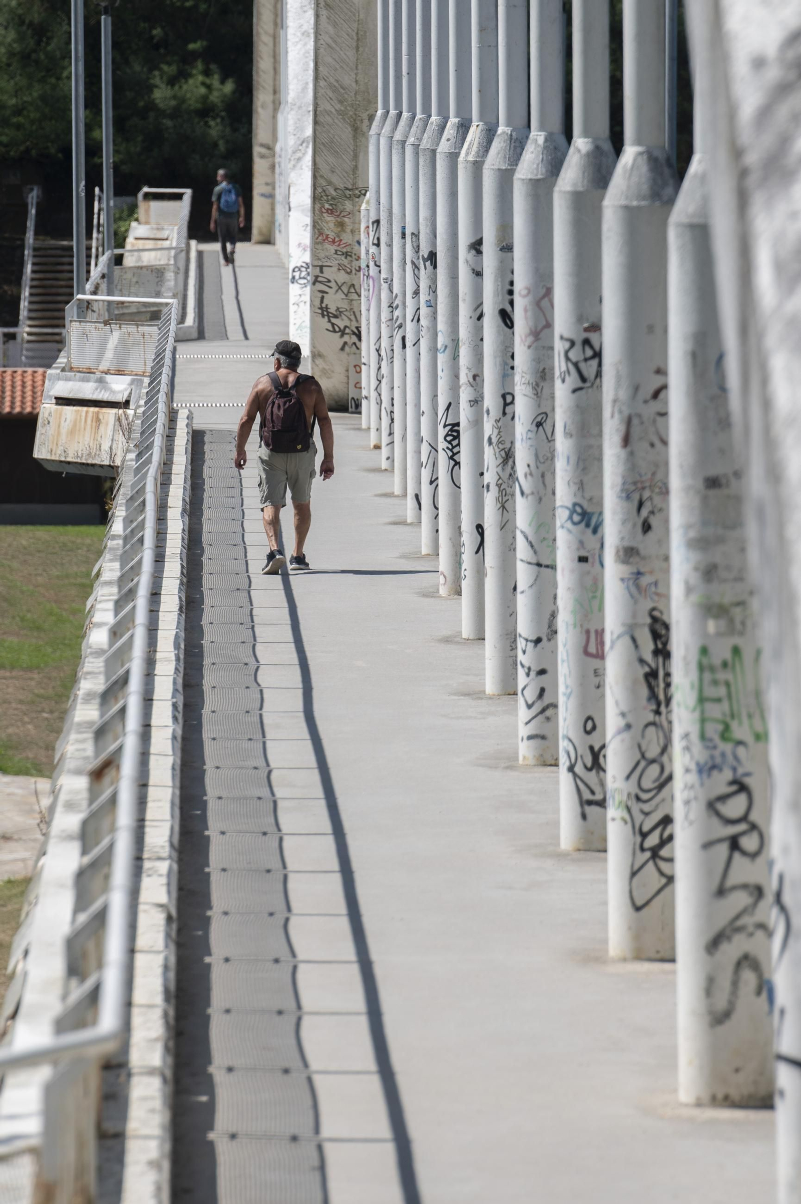 Galería | Los ourensanos combaten las altas temperaturas con sombras, piscinas y ríos