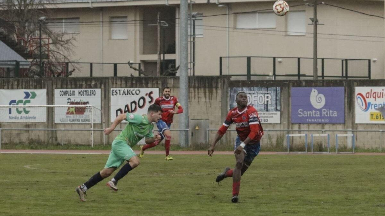 Sidi, delantero del Barco, observa la pelota. (Foto: Iago Cortón)
