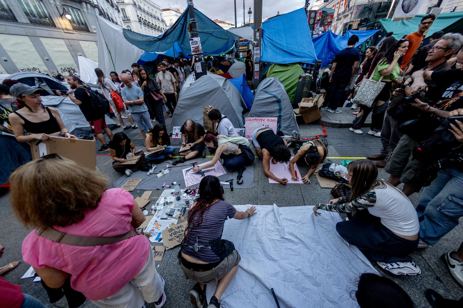 Galería | La acampada de Sol por una vivienda digna se sigue extendiendo y los congregados insisten en esta medida de presión