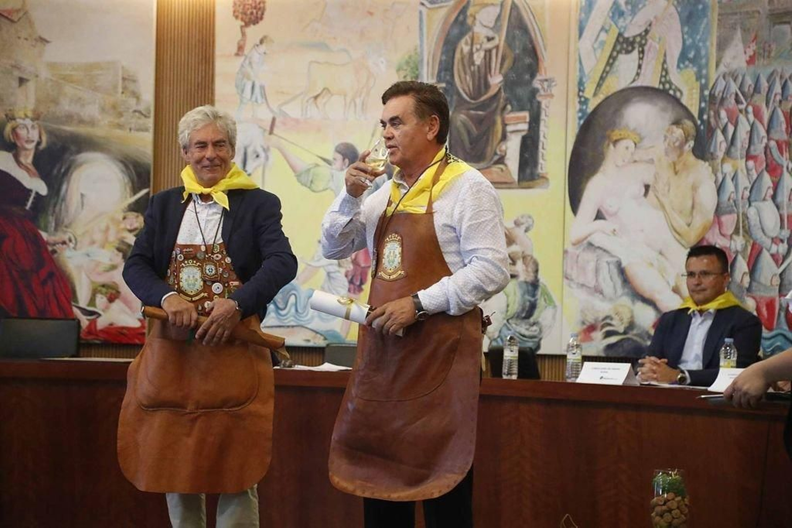 Horacio Gómez selló el juramento de la cofradía con un trago de vino.
