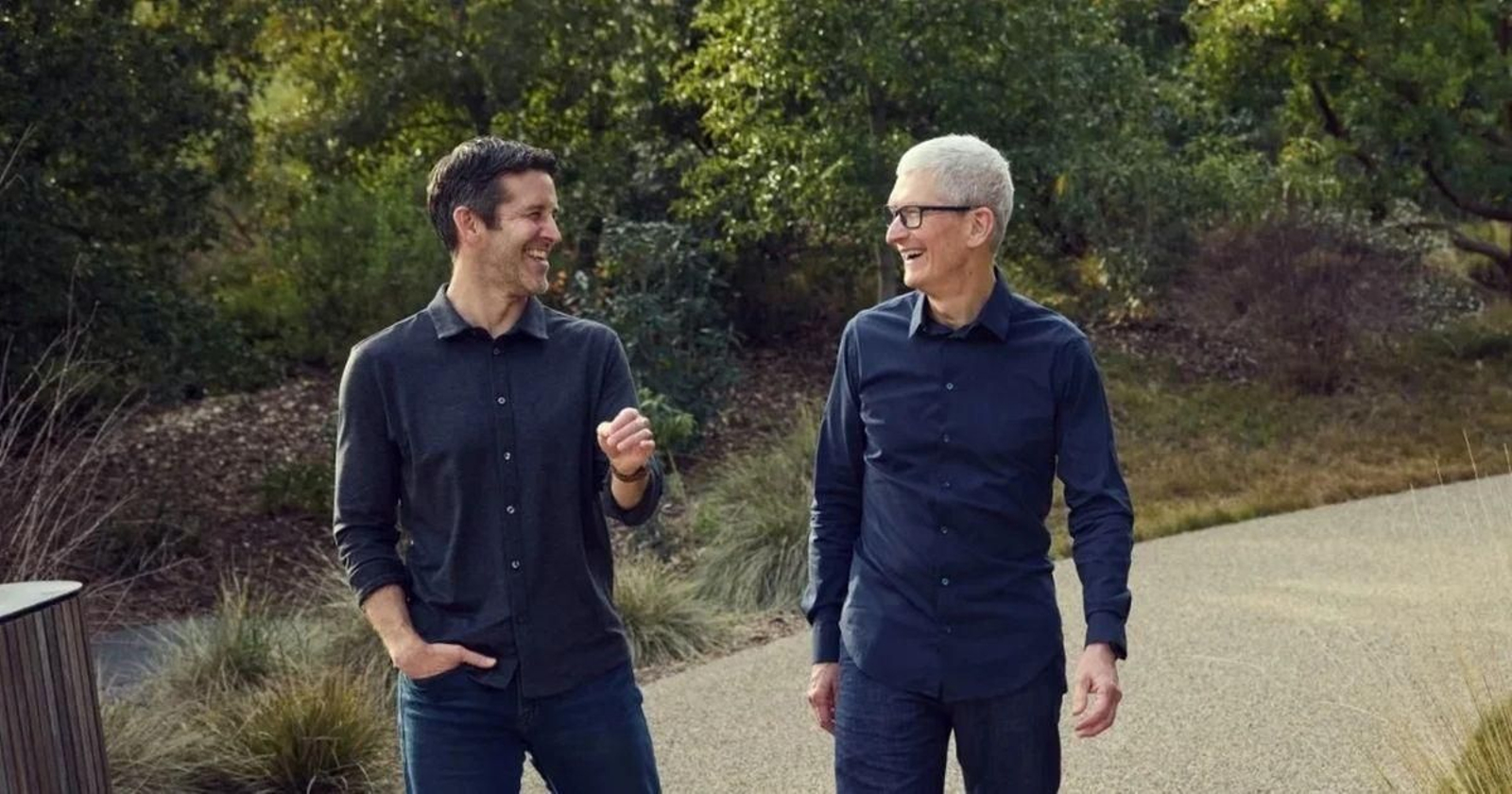 El nuevo CEO de Apple, John Ternus, junto a Tim Cook.