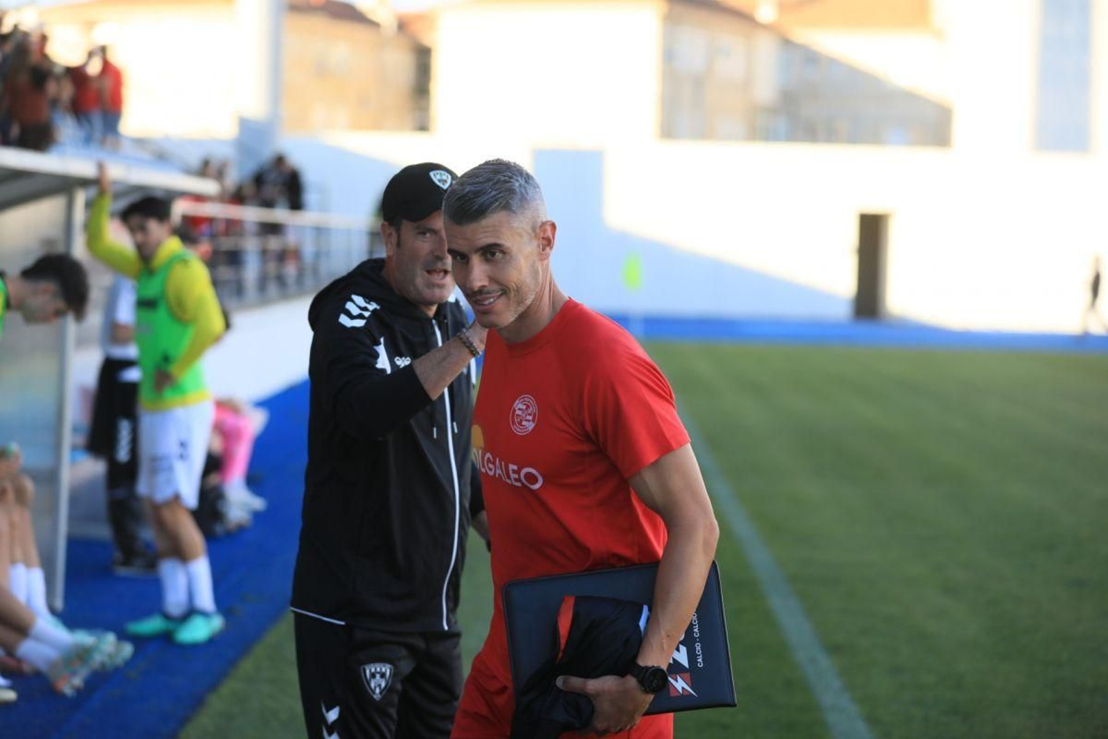 Pol Bueso ejerció en el banquillo local por la sanción de Carballo.