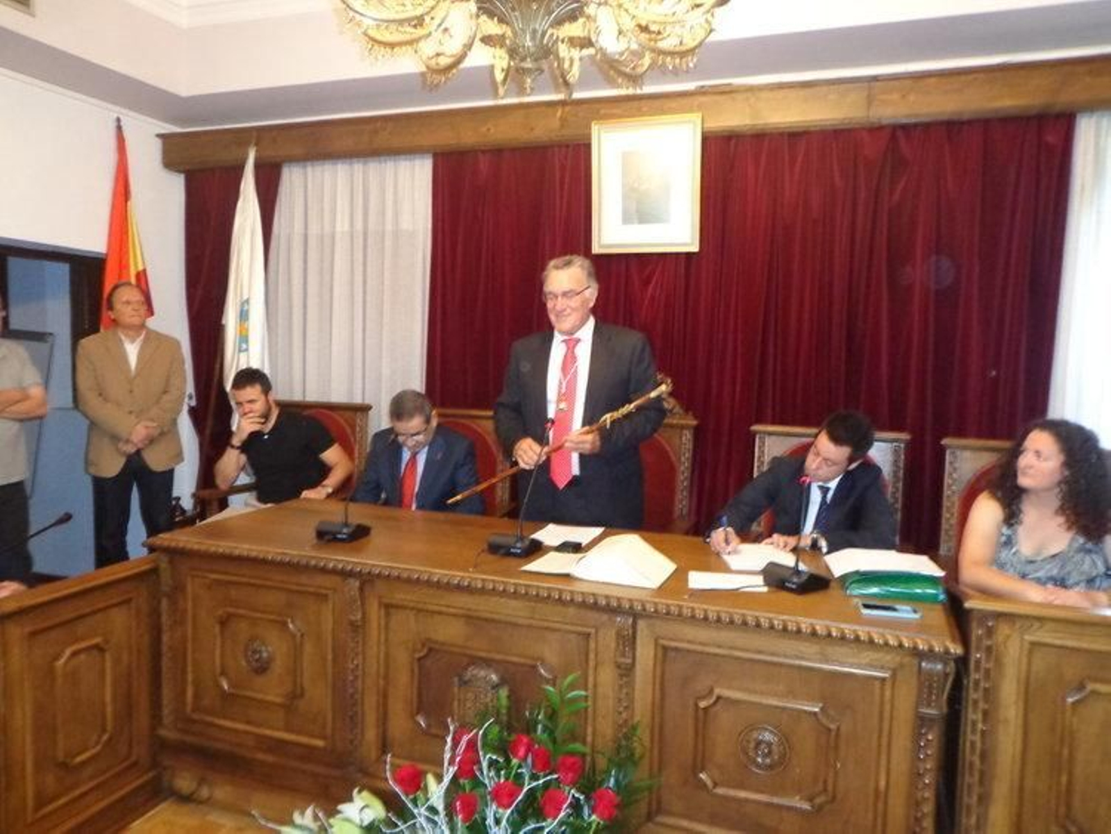 Alfredo García Rodríguez muestra el bastón de mando, tras ser nombrado alcalde.