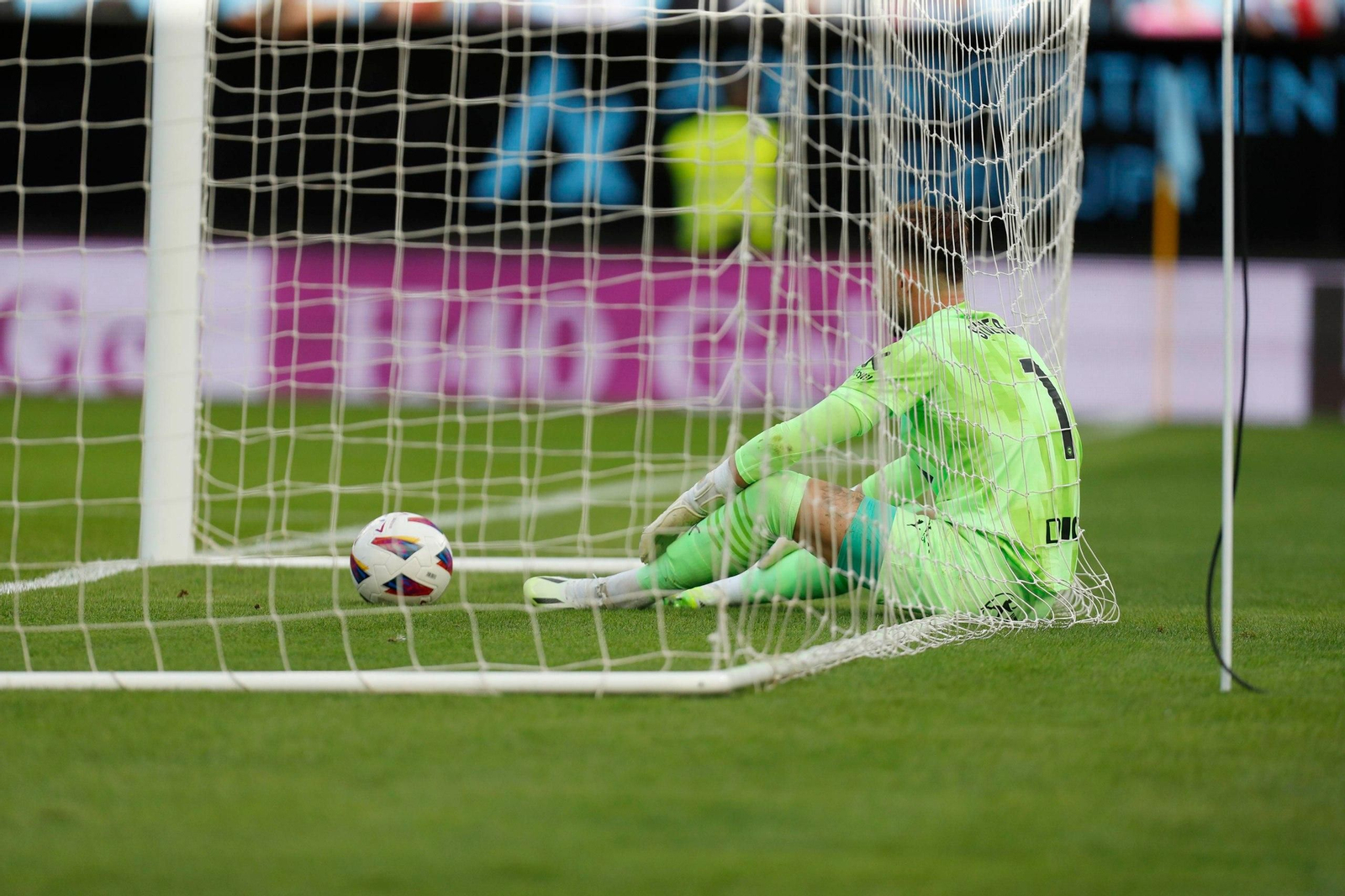 Balón dentro de la portería del Alavés en el partido contra el Celta en Balaídos.