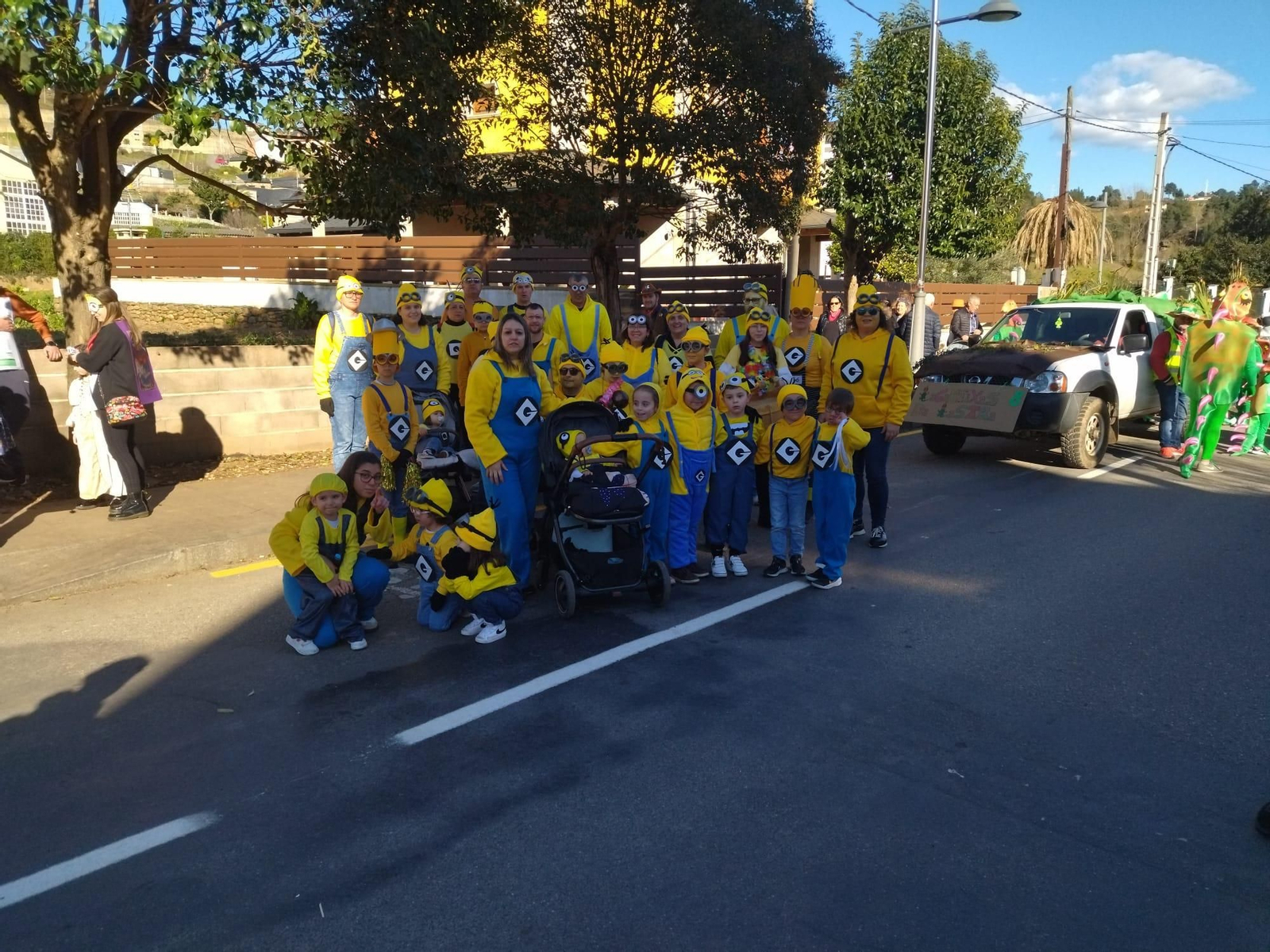 Galería | El desfile de Vilamartín citó  a casi una veintena de comparsas