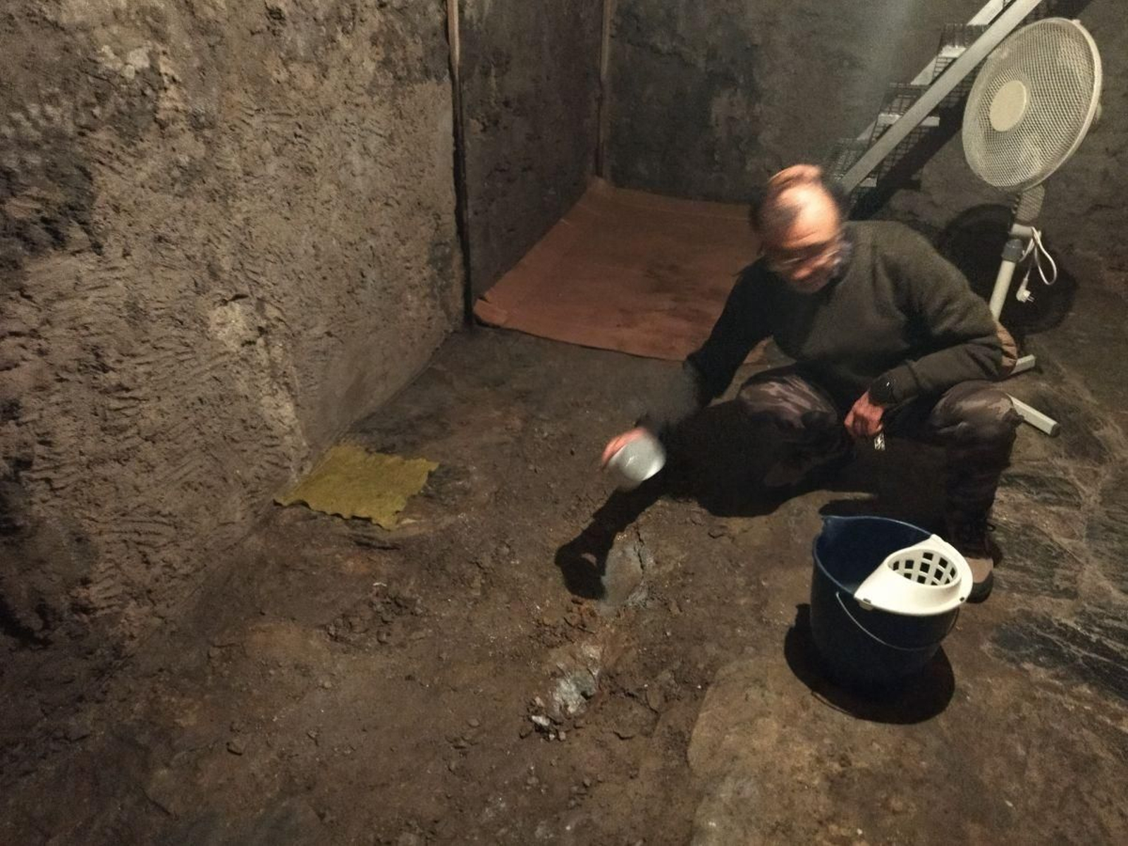 Alfonso Quiroga -en la imagen- y Teresa Rodríguez viven entre cubos debido a las humedades.