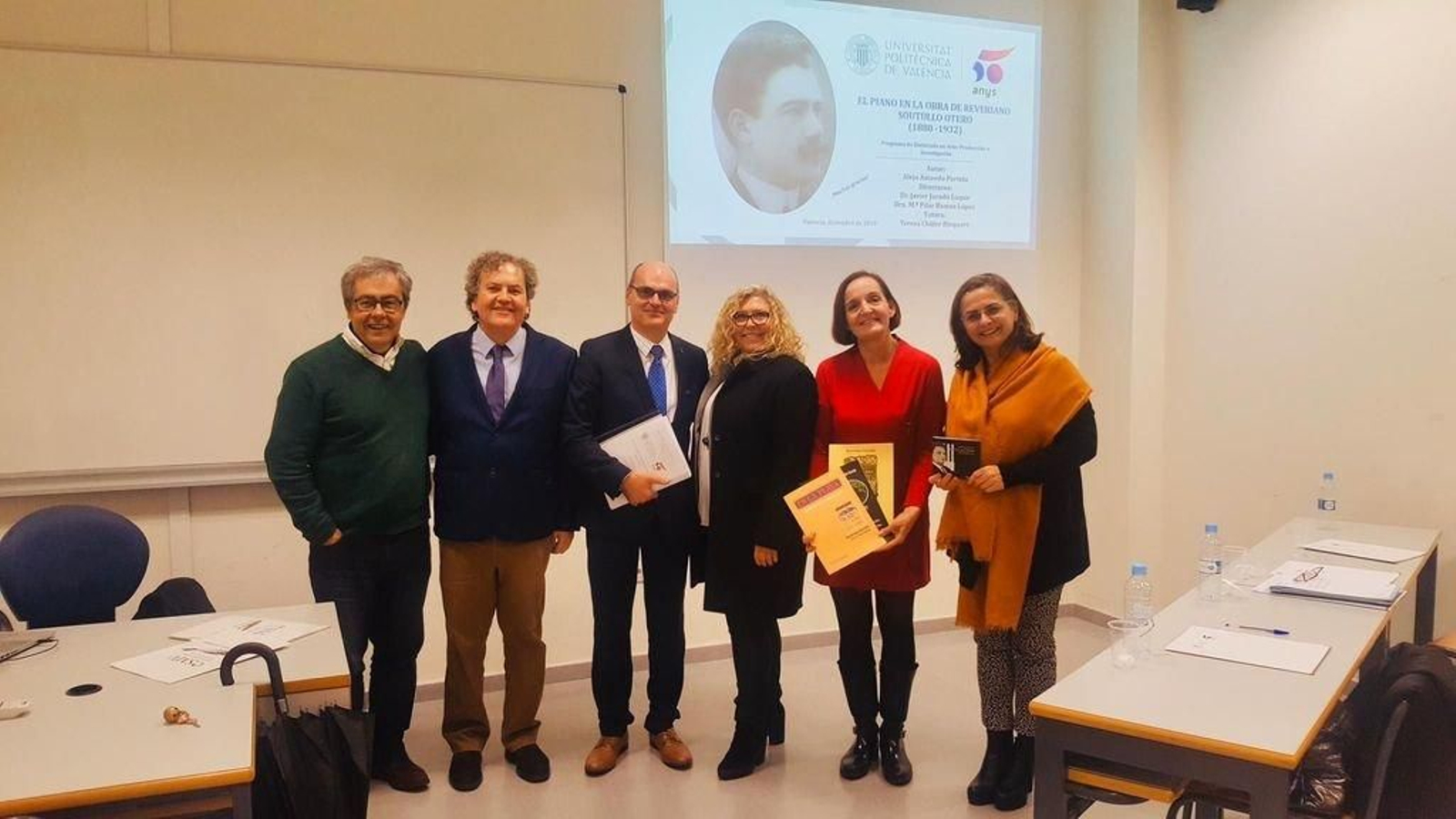 Alejo Amoedo con el Tribunal, el director de la Tésis y el Jurado.