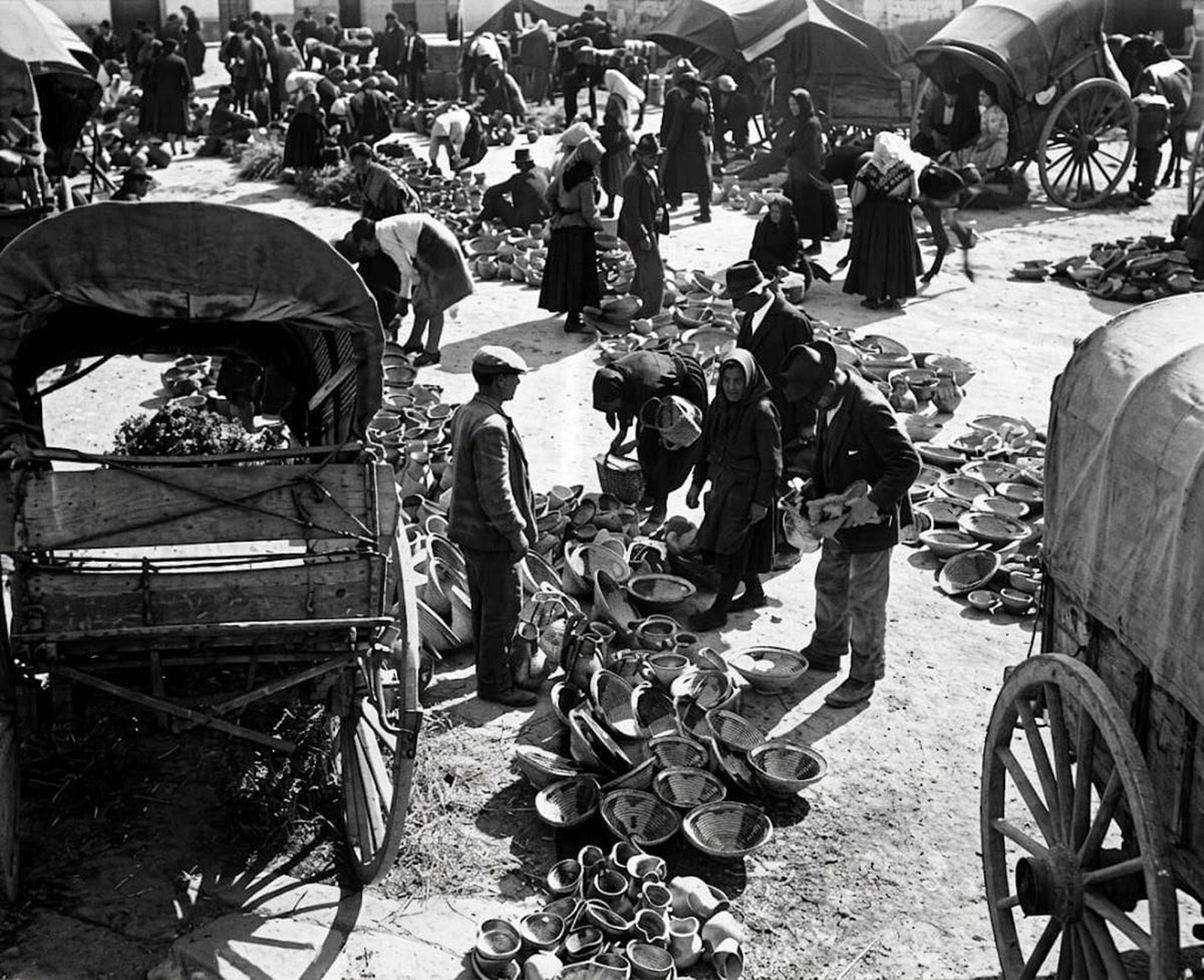 Imágenes de la feria de Allariz captadas por el gran fotógrafo alaricano José Suárez para el reportaje de Pumarega. Corría el año 1934.
