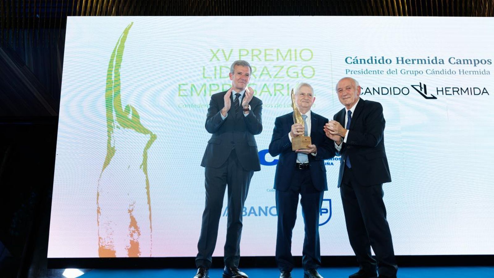 Cándido Hermida recibiendo el galardón