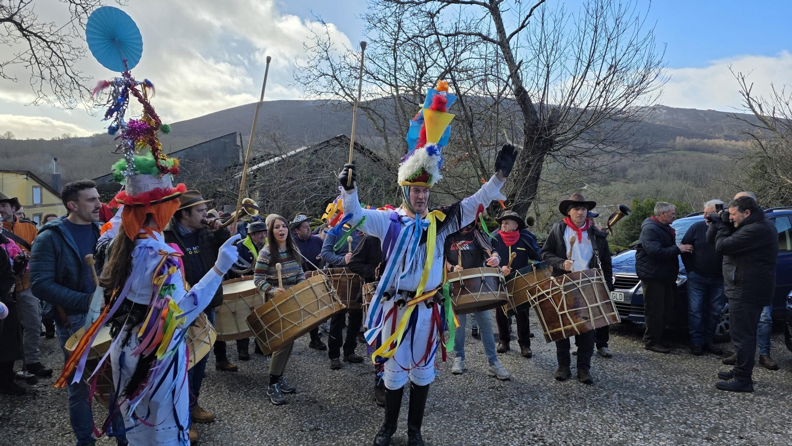 Galería | Los Palleirós llegan a Manzaneda con el inicio del Entroido