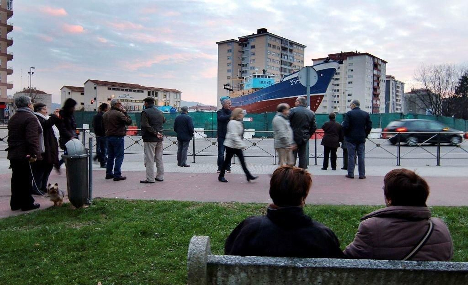 El barco como objetivo fotográfico en la rotonda.