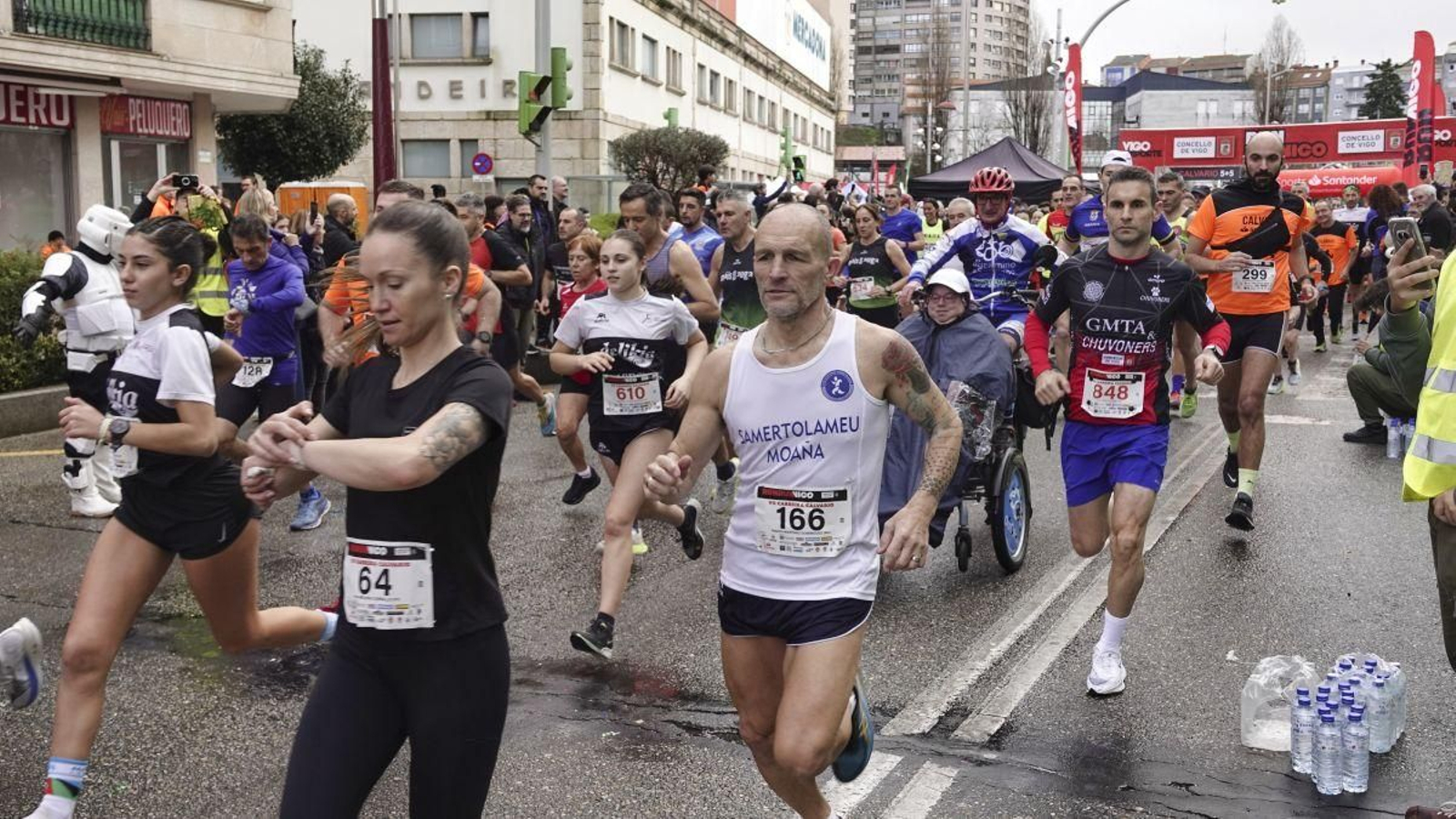 La salida de las carreras de 5 y 10 kilómetros de la Calvario 5+5 se dio en calle Jenaro de la Fuente.