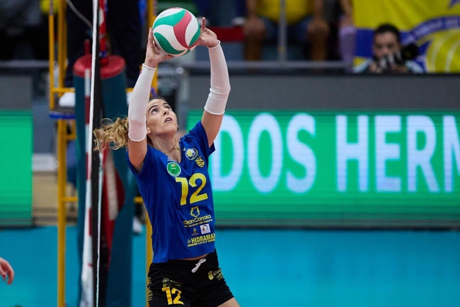 La colocadora viguesa organiza uno de los ataques del campeón.