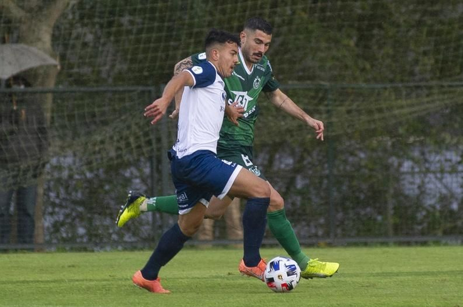 Ces Cotos, Ourense CF, y Álex Fernández, luchan por un balón en A Regueiriña (MARTIÑO PINAL).