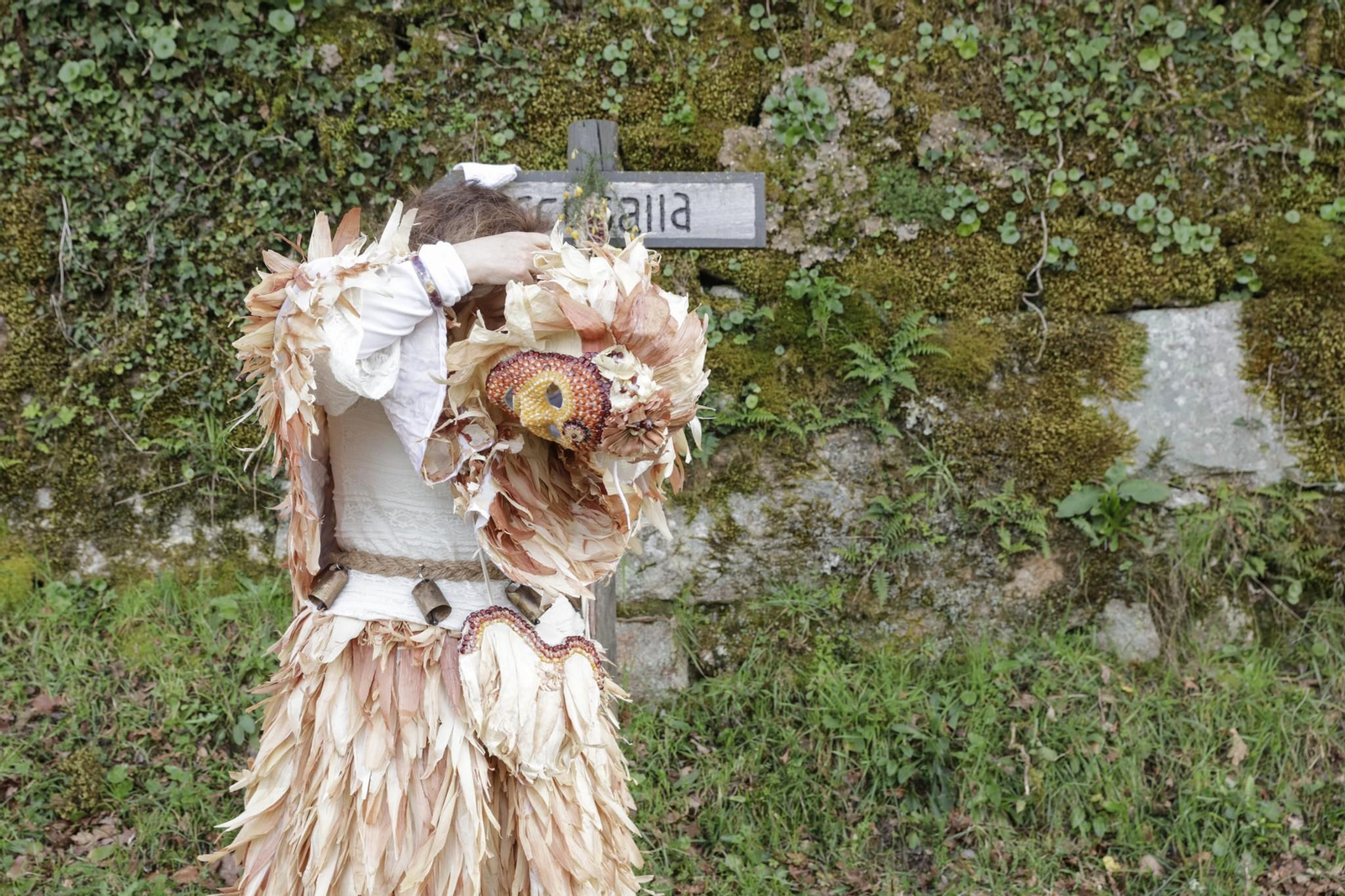 Galería | El follateiro, un traje que encuentra su materia prima en la naturaleza