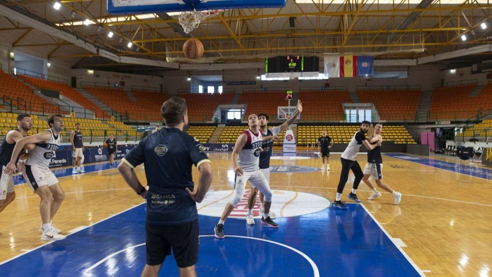 Los jugadores del COB, durante un entrenamiento sobre el parquet del Pazo.