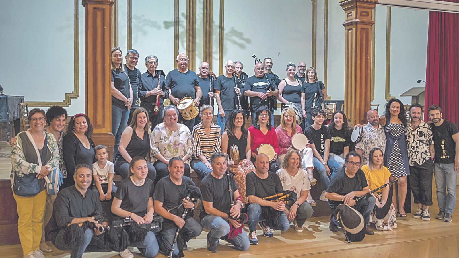 Foto de familia dos participantes na celebración do 25 aniversario da Asociación Ourensá de Folclore Tradicional.