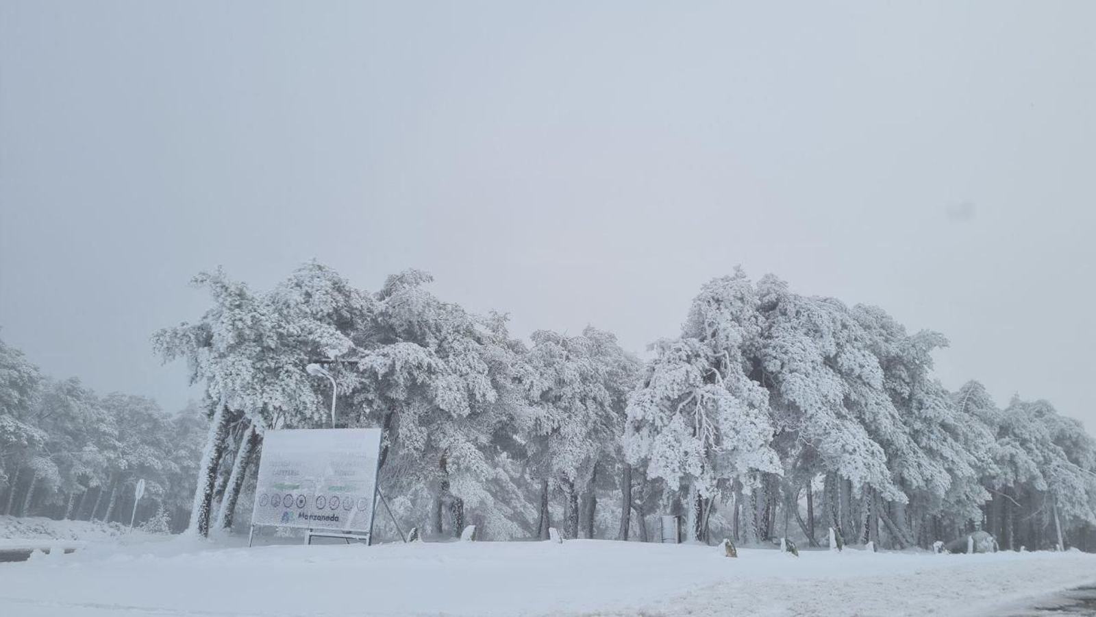 La Estación de Manzaneda, cubierta de nieve.