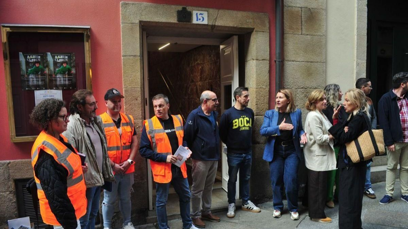 Los trabajadores siendo evacuados del Teatro Principal.
