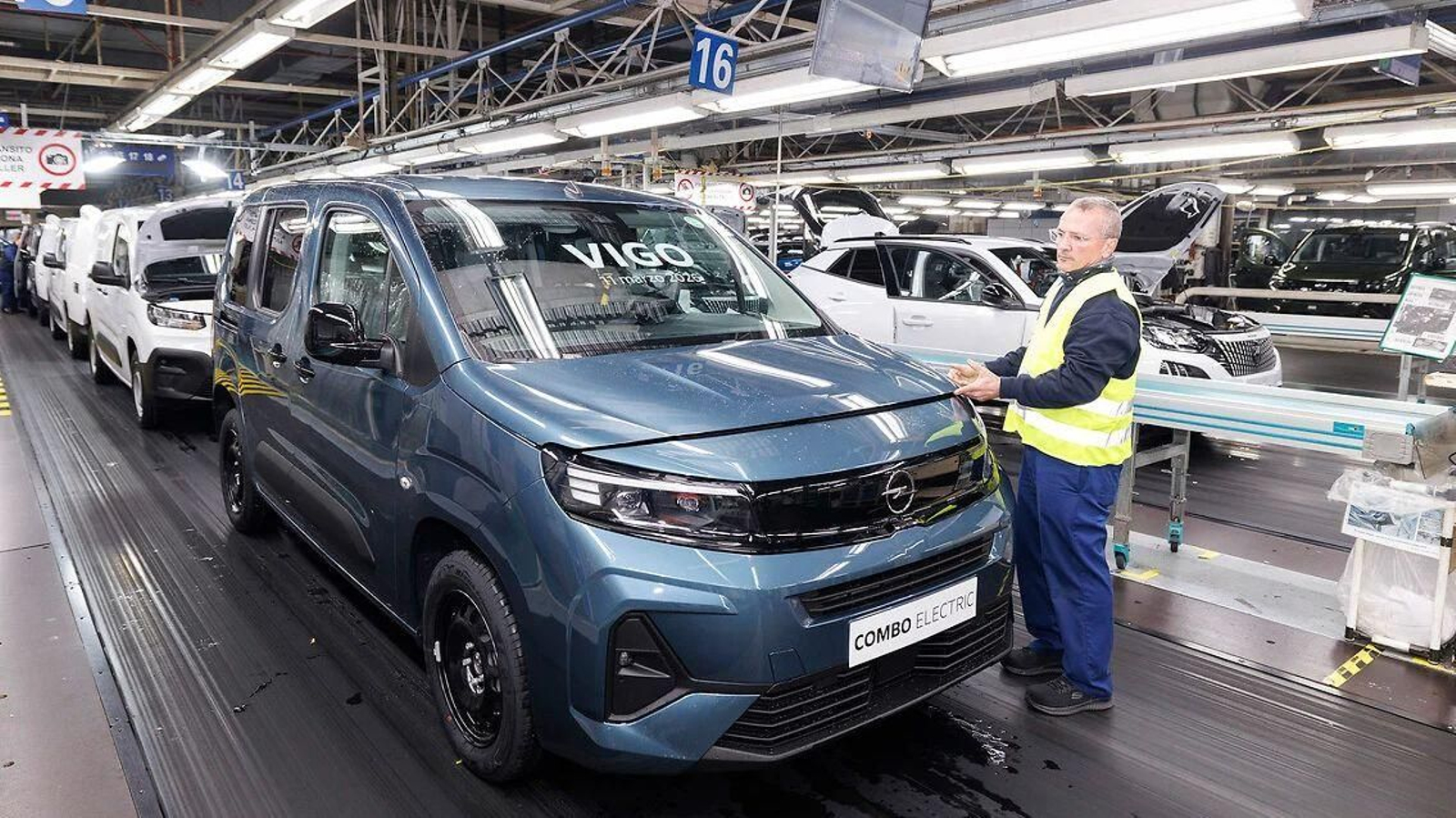 Las dos líneas de producción en la factoría de Stellantis Vigo, líder en España.