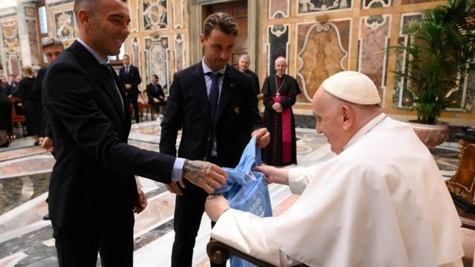 Aspas y Kevin obsequian al Papa Francisco con una camiseta del Celta. // Vatican Media