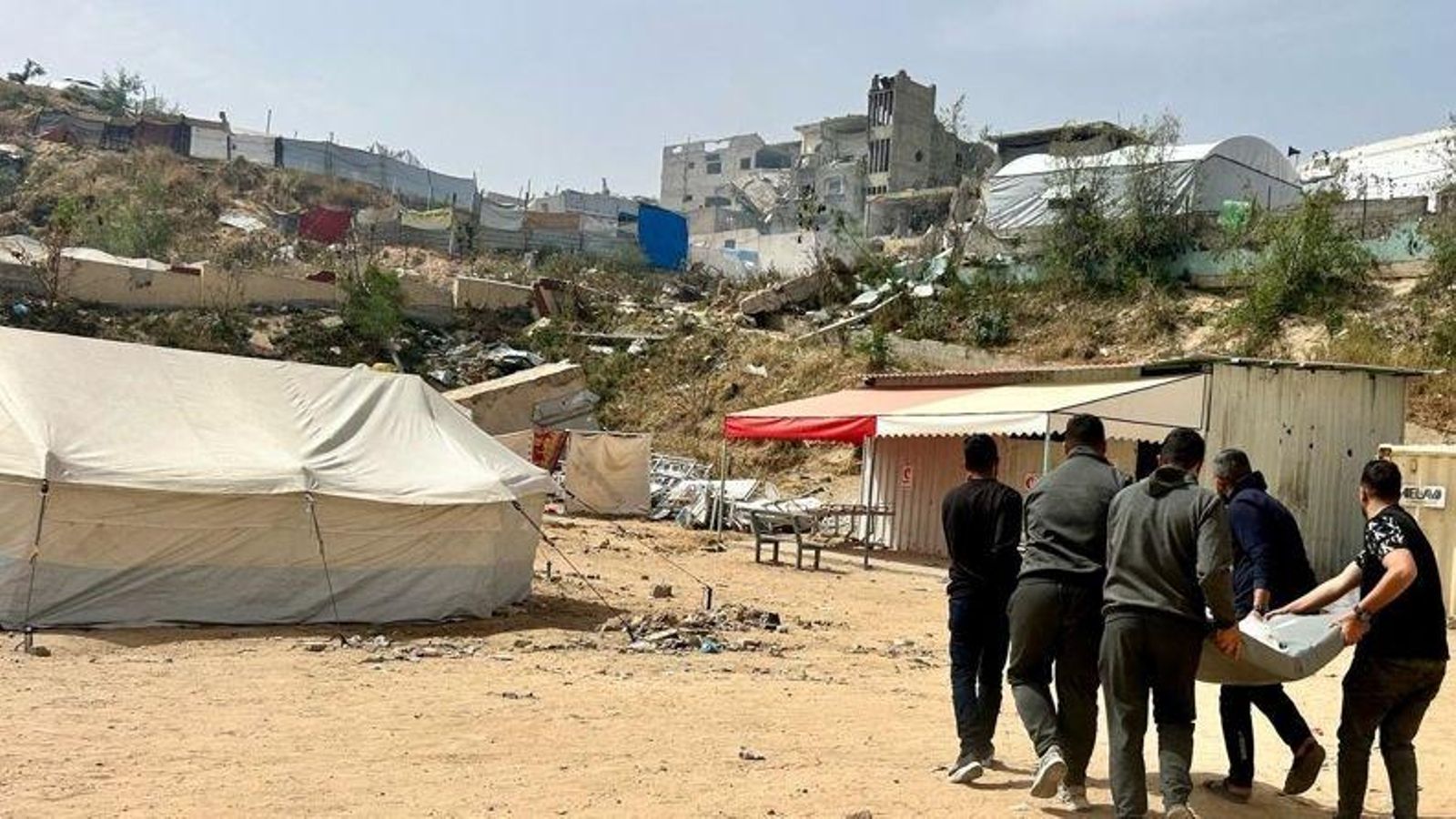 La familia de María, de 13 años, la lleva a la morgue del Hospital Indonesio. En el mismo ataque del ejército israelí murieron sus padres y todos sus hermanos (Jabalia, 22 de abril de 2025).