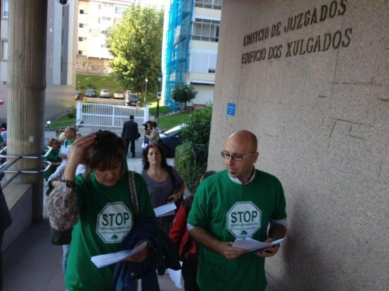 Miembros de la plataforma, ayer, llevando los informes y solicitudes al despacho del juez decano.