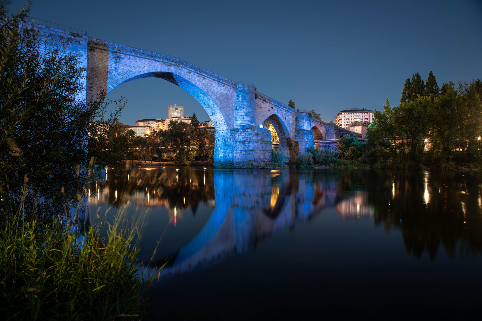 El Puente Romano se ilumina con los colores de la bandera del orgullo LGTBI. FOTO: ÓSCAR PINAL