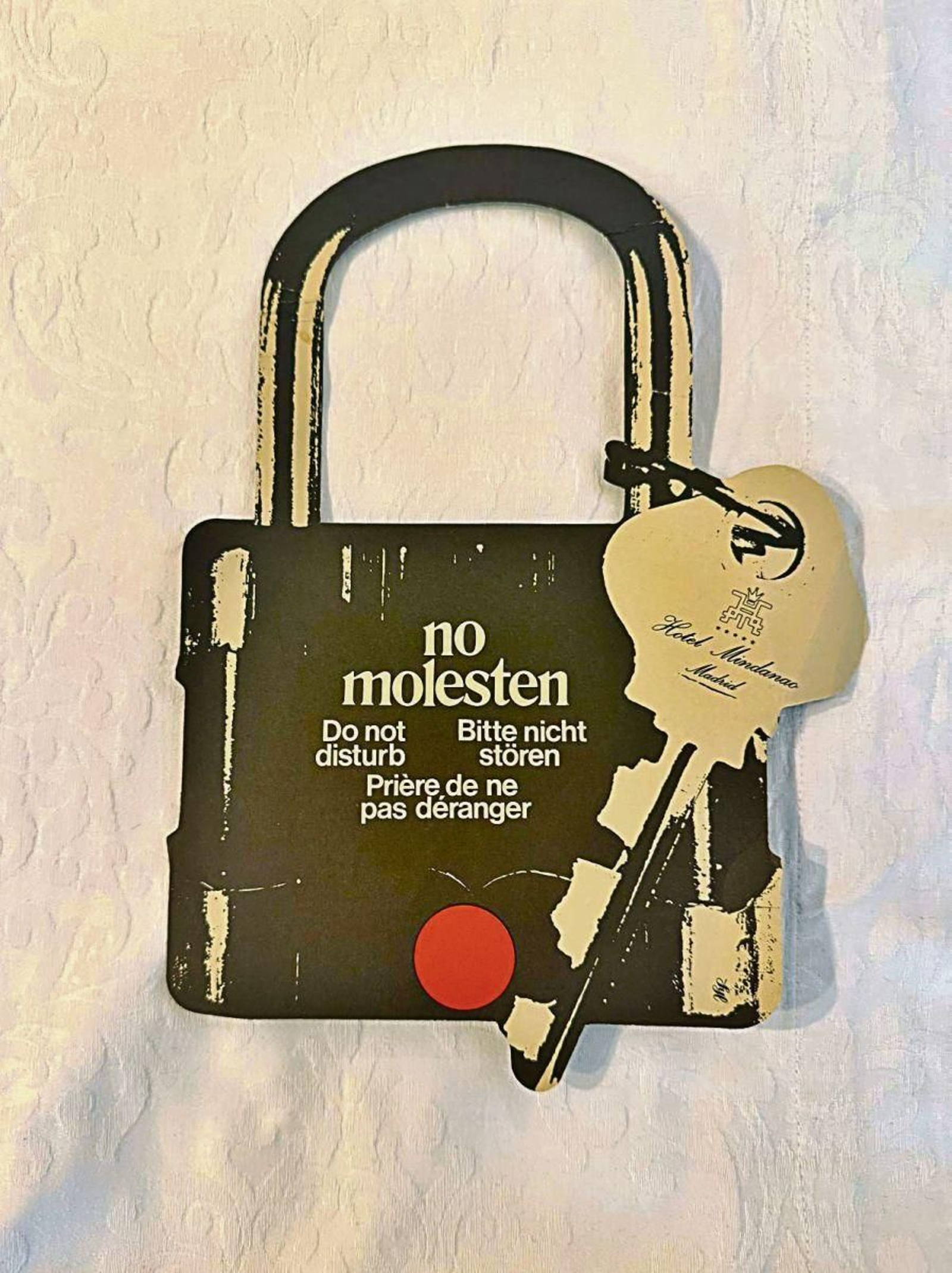 El diseñador gráfico le dio mucho a la cabeza.