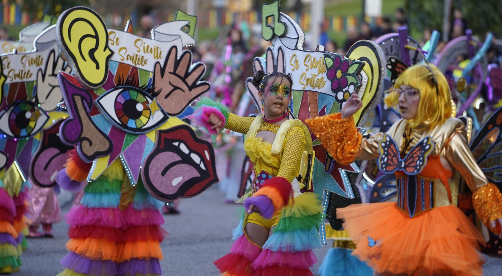 Galería | El desfile de comparsas del Entroido 2026 ilumina las calles de Vigo