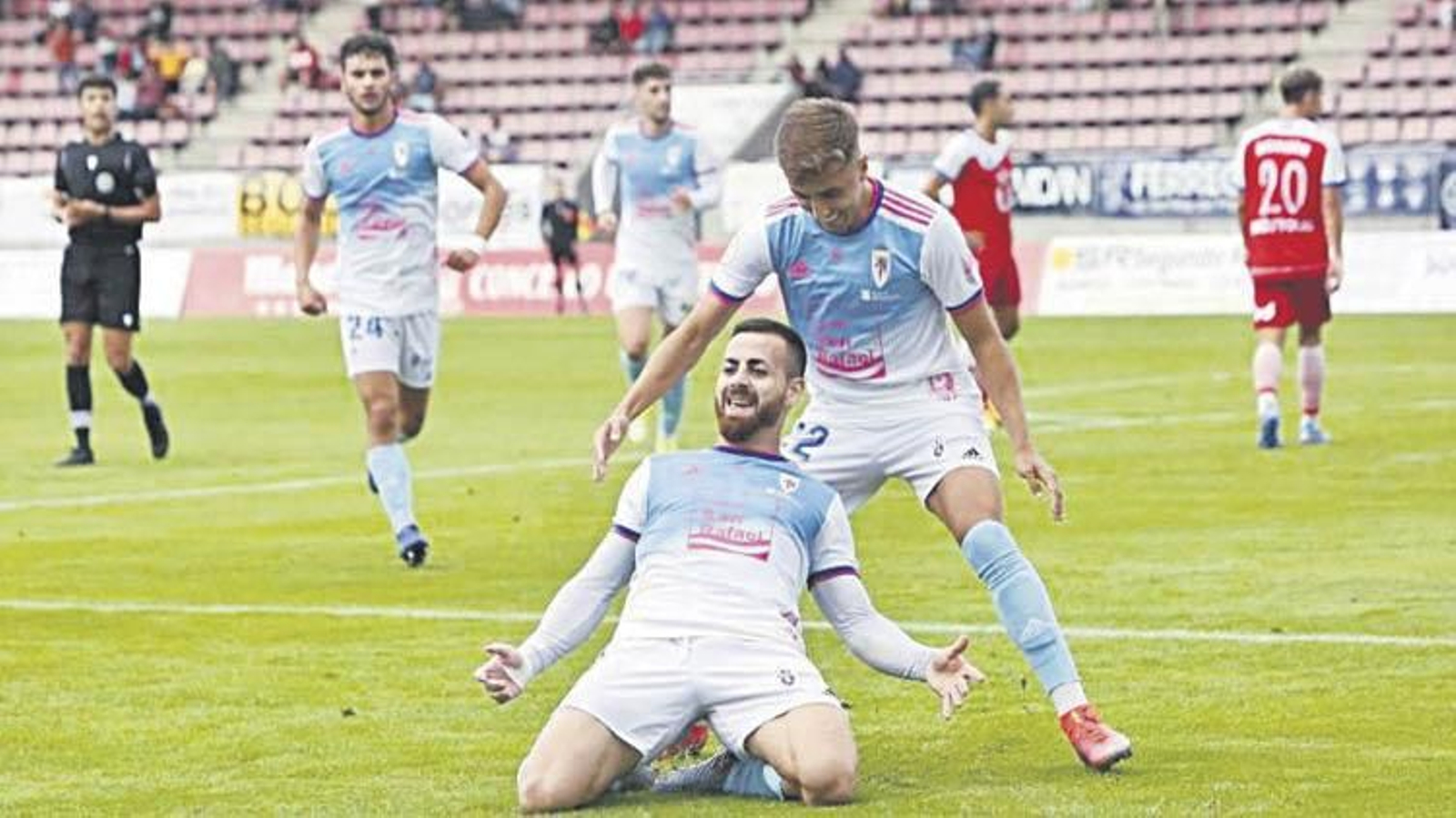 El delantero del Compostela, Primo, festeja un gol en el campo Vero Boquete. (EL CORREO GALLEGO)