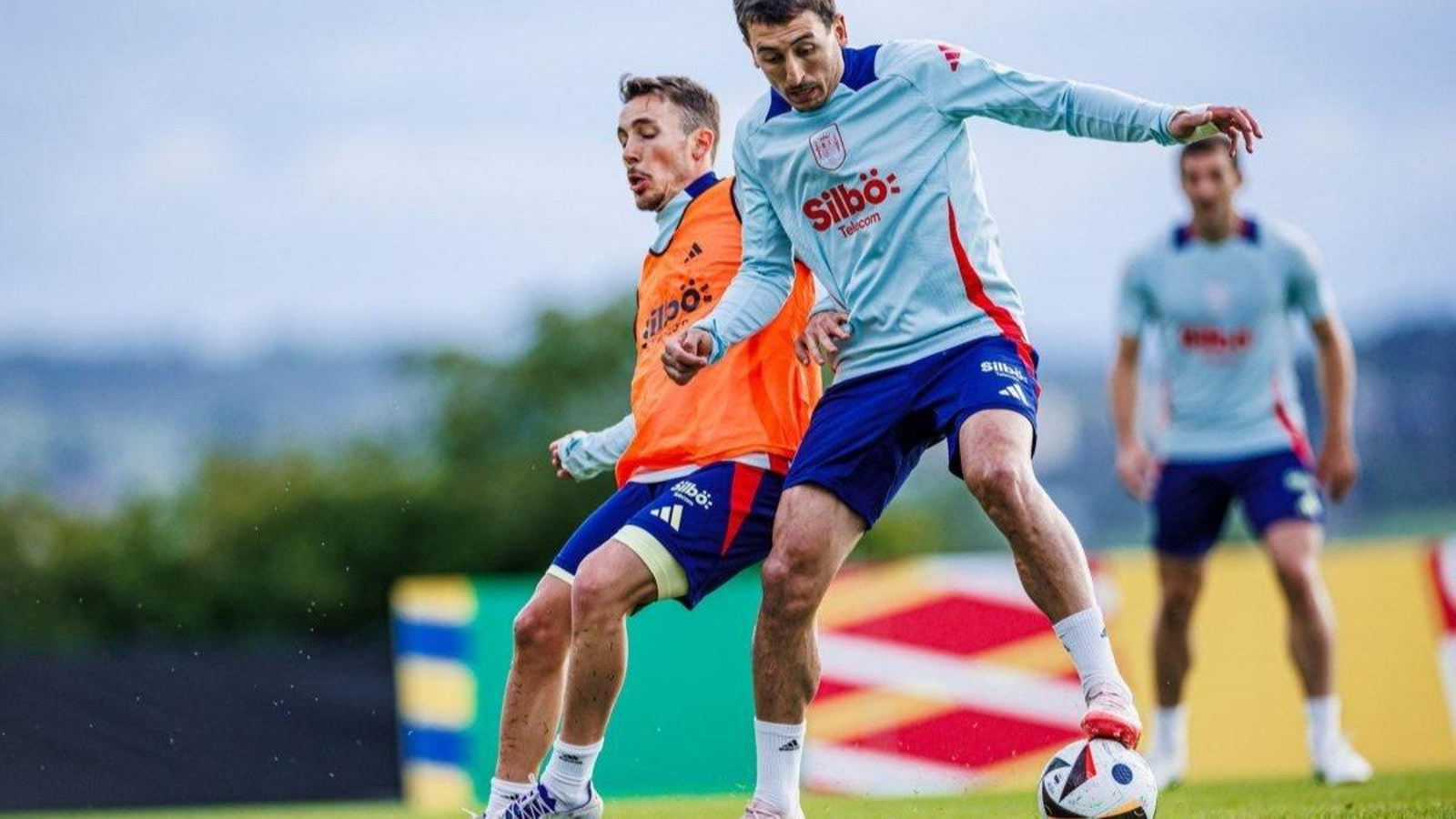 Mikel Oyarzabal controla un balón en el entrenamiento de ayer de la selección española.