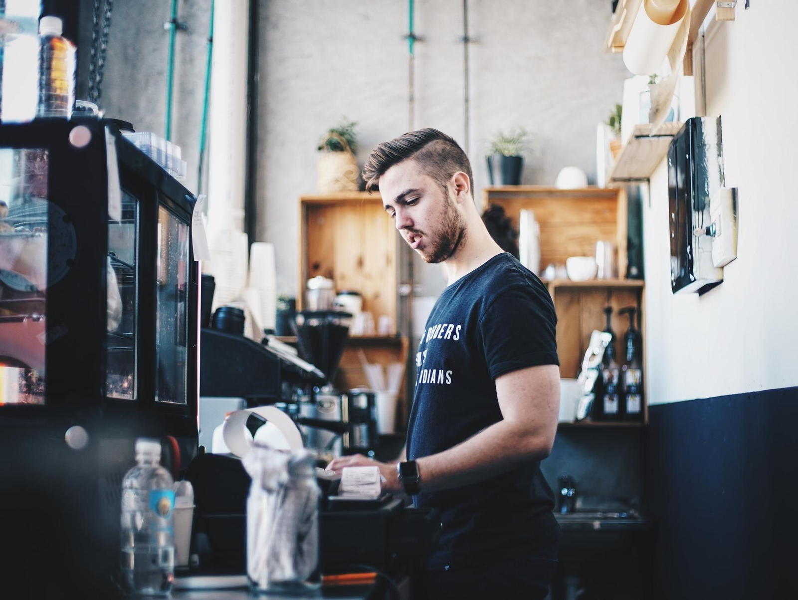 Un camarero sirve café, en una imagen de recurso. (Foto: Unsplash)