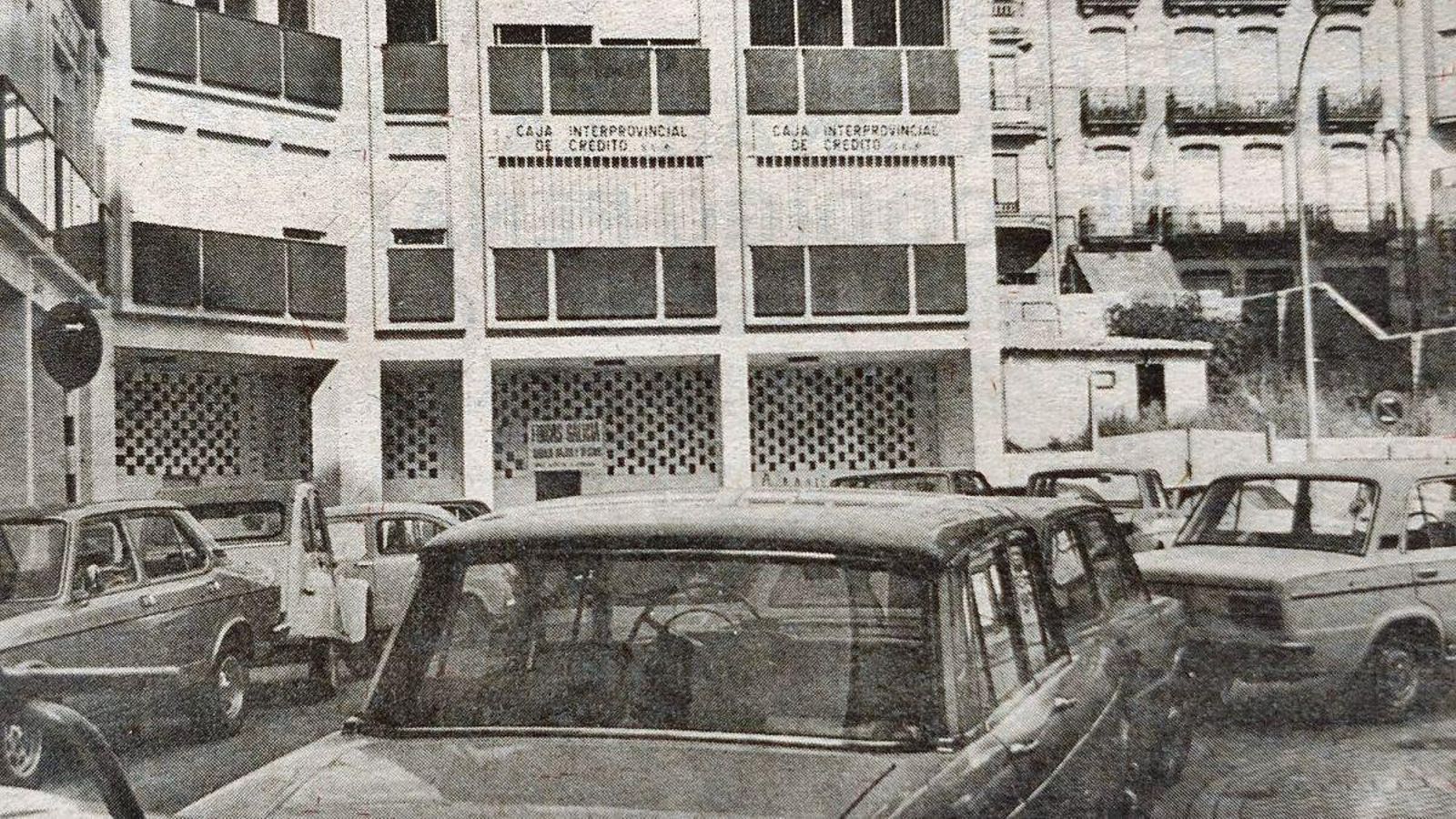 La Plaza de Paz Nóvoa de nuevo abarrotada de coches.