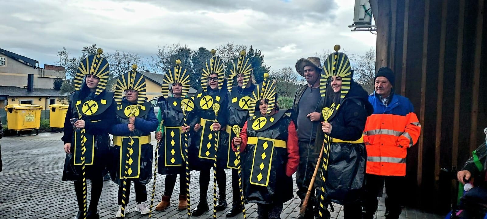 Galería | O gran desfile do Luns de Entroido en Vilardevós protagonizárono os maiores e os chocalleiros