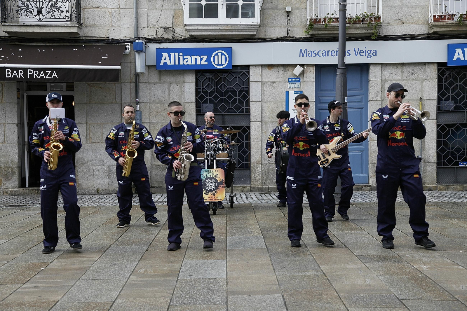 Galería | Música, color y tradición con las llegada de los Cigarróns a Verín durante el Domingo de Corredoiro