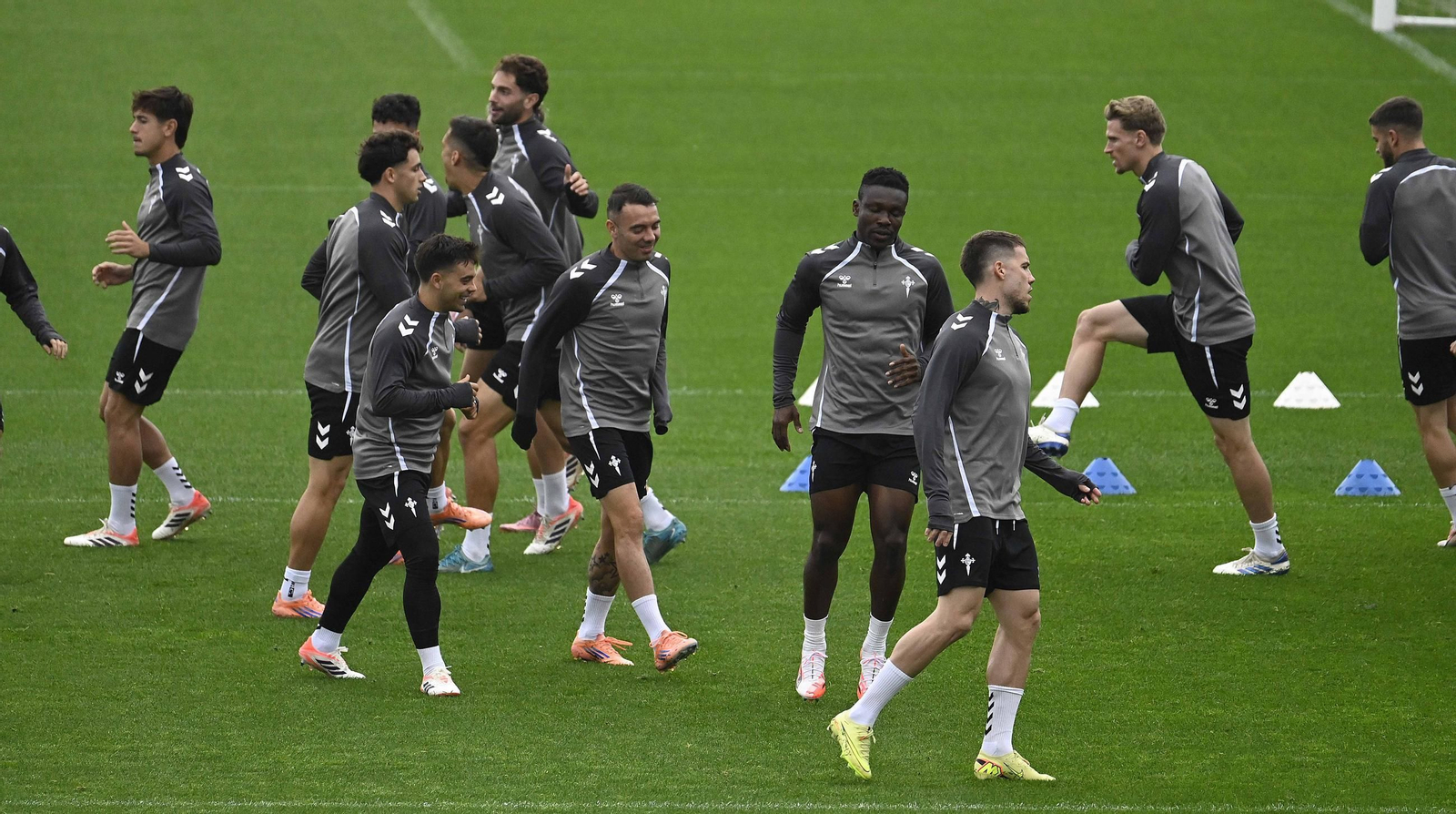 La plantilla celeste se ejercitó ayer en la ciudad deportiva de Mos ante el duelo europeo de hoy.