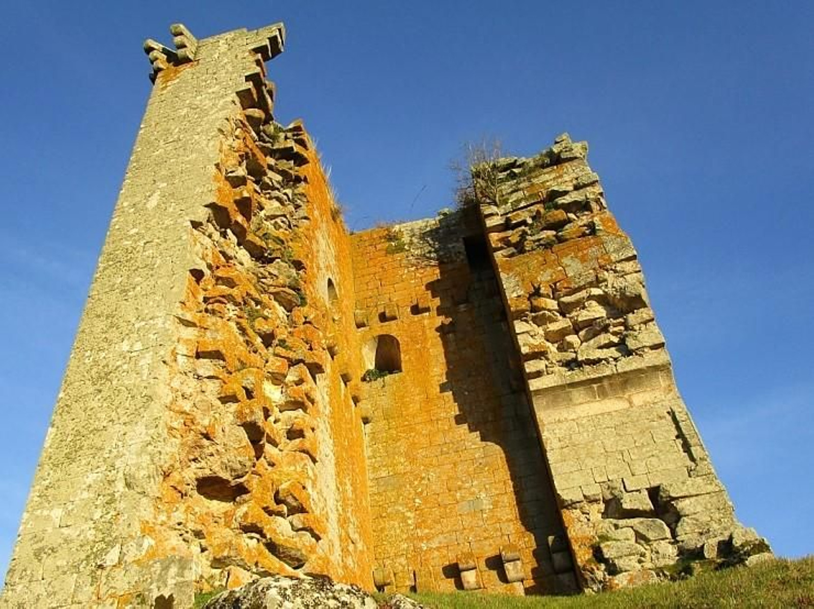 La torre de O Castro, que se aprecia desde la Autovía A52, será restaurada.